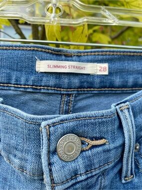 Levis Classic blue demim slimming/straight leg. 28 waist, 30 inseam